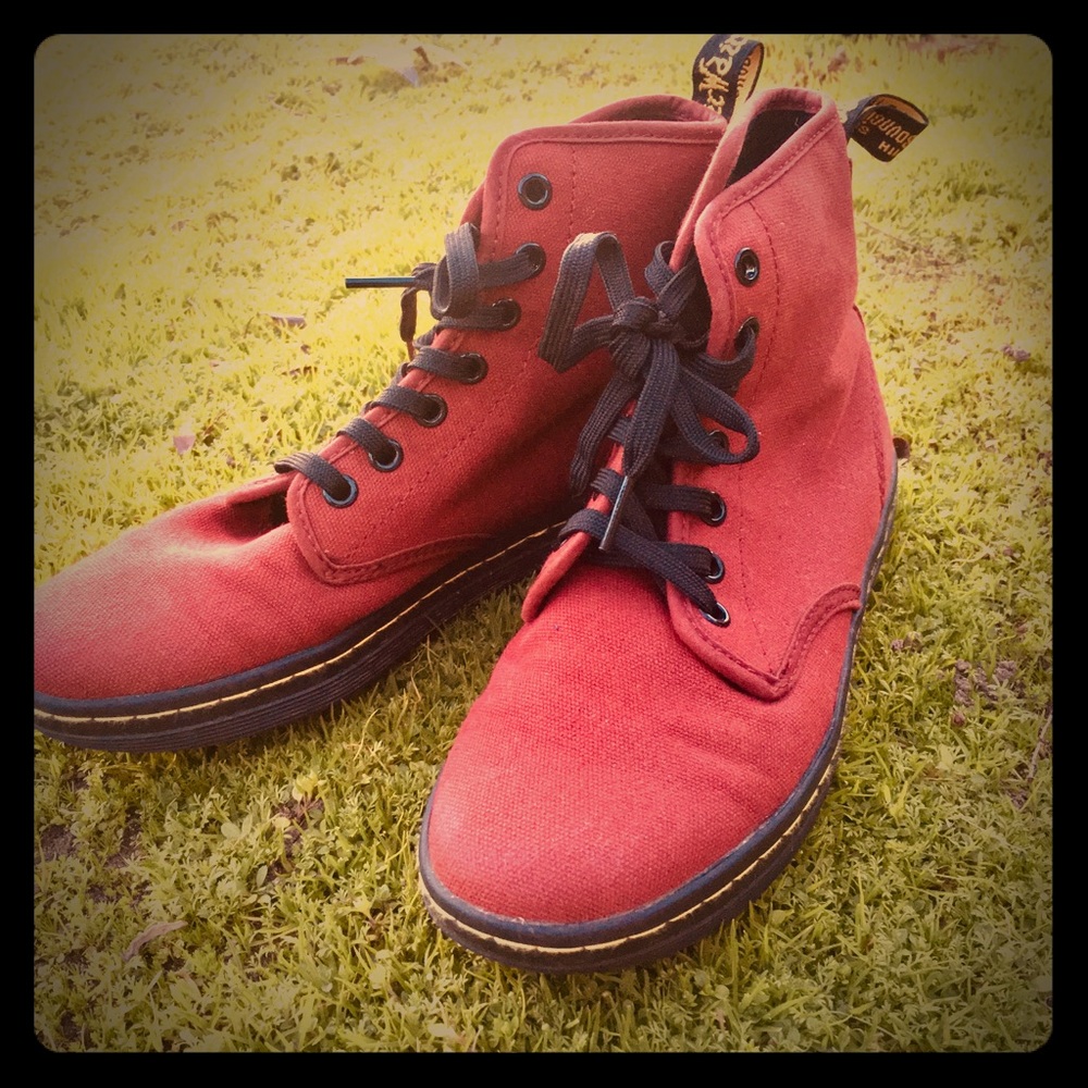 Dr Martens shoreditch boot in cherry red canvas🍒